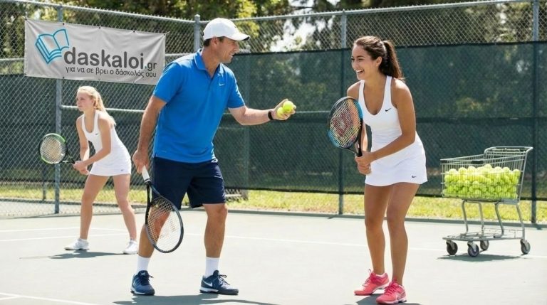 Μάθημα τένις σε γήπεδο - προπονητής tennis καθοδηγεί ατομική και ομαδική προπόνηση